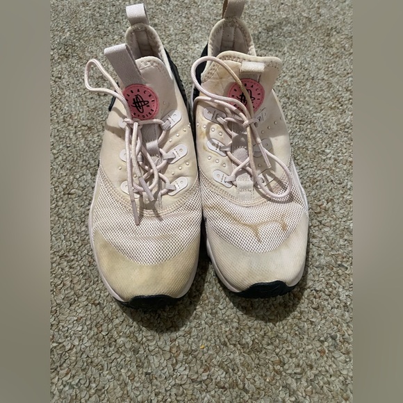 NIKE Huaraches size 5y (7w) - Picture 2 of 4